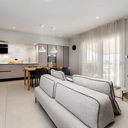 Apartment 4r Royal Rojnic *
