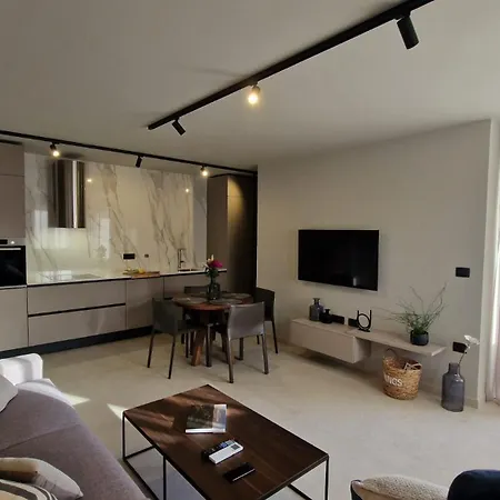 4r Royal Rojnic Apartment